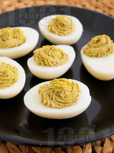 Фаршировани (пълнени) яйца с босилеково песто - снимка на рецептата